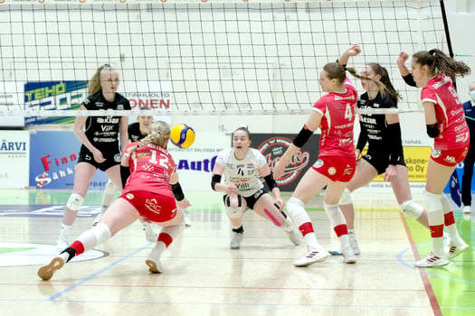 Volleyball professional Saana Virtanen defending